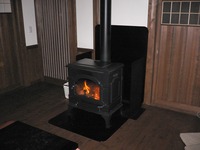 アメリカ製の薪ストーブの揺らめく炎が優しくリビングを暖めてくれます。