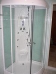 浴室内に設置されたシャワーユニットです。これもまた海外で買い付けました。