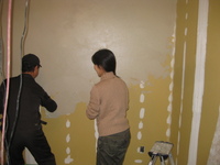 お施主様ご夫婦が、壁の珪藻土を塗っているところです。