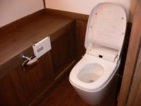 トイレの手洗いカウンターは一枚物の杉の無垢材を使用しました。