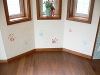 内壁は漆喰仕上げです。想い出づくりの為、お子様の手形を付けています。