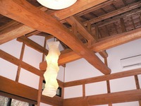 リビングの天井には大きく曲がった松梁が屋根の荷重をバランスよく分散するように配されています。