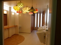 完成後の入口からトイレを見たところです。
部長様こだわりの和紙でできた手作りの照明器具が目を引き付けます。