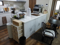 オリジナルのカウンターがオシャレな、白で統一したキッチンです
