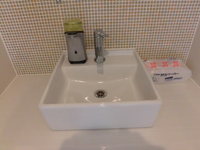 こちらもLIXILの手洗い場です。
正面壁には、小さなガラスタイルを貼りました。