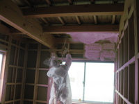 壁、天井には暖冷房エネルギーを削減しCO２の排出量を
減らす事が可能な「アクアフォーム」を吹き付けています。