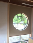 もう一つの和室の丸窓です。
綺麗な新緑を眺めることができますね。