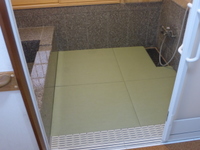 洗い場に、防水加工をした畳を敷きました。
滑り防止と、畳の感触が喜んでいただけると思います。