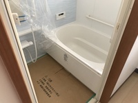 新しくお洒落な浴室になりました。
LIXILのシステムバスルーム　アライズ。アクアブルーが
清潔感がありますね。