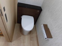 お子様の為に、バスルームの横にもトイレを設けました。
こちらは、LIXILのリフォレです。