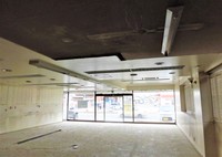 施工前の店舗内です。床、天井、壁ともにかなり劣化しています。