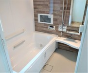 テレビのある新しい浴室。LIXILのアライズです。
高級感のあるシックな色あいでゆっくりと入浴できそうです。
