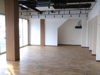 1階事務所部分　　施工後
床、壁の張り替えやガラスの交換などできれいな事務所に
なりました。