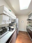 キッチンとカウンターはシンプルなデザインです。
ここにも天窓があるのでとても明るいです。
100円ショップの商品等を活かした収納棚はお施主様のDIYです。