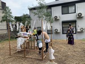 秋の晴天の下での上棟式