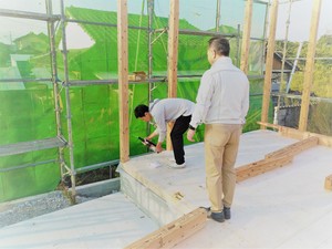 秋晴れの中で上棟式