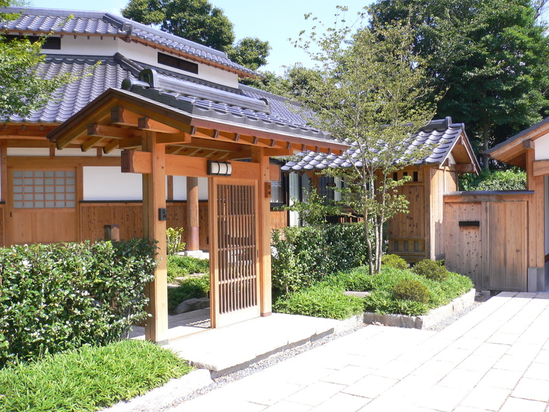 飯塚市：Y様邸 梁の見える吹き抜けのある家、漆喰壁の日本建築で延床面積50坪の間取り、和風住宅
