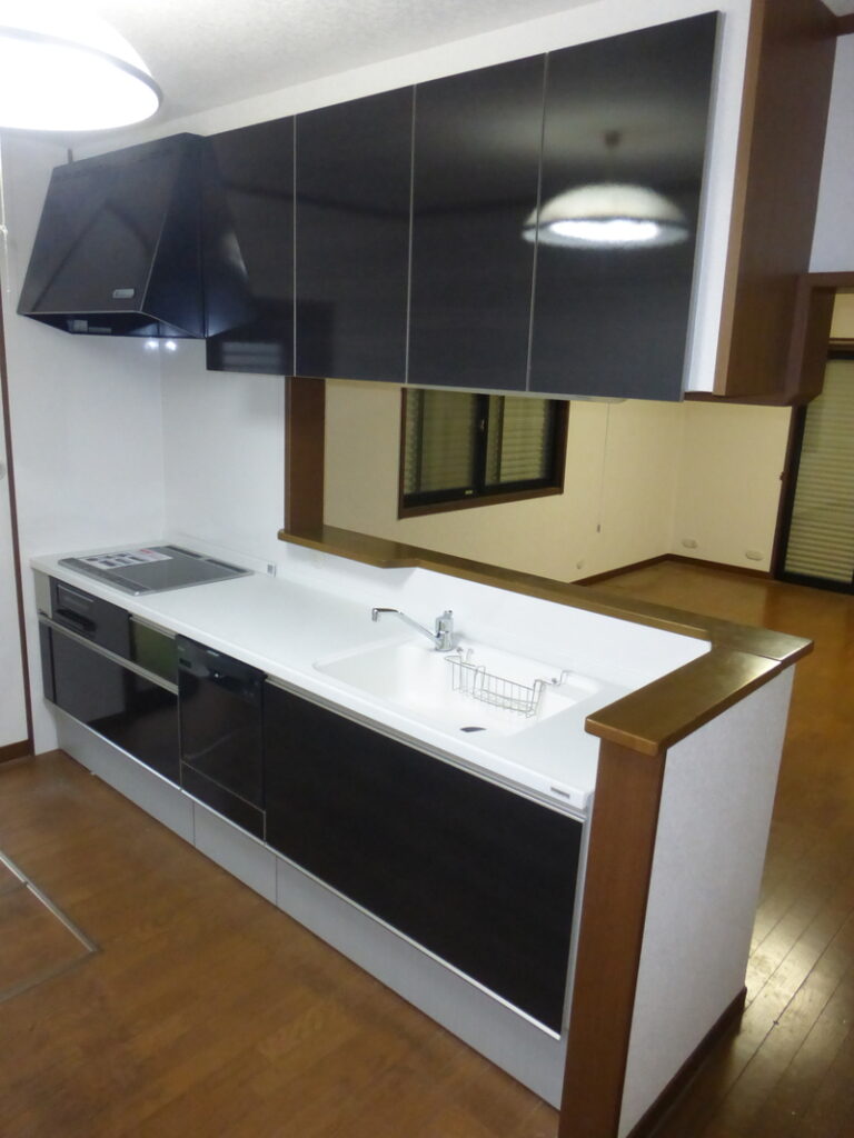 キッチンリフォーム　新しいシステムキッチンで心地よさと使いやすさを