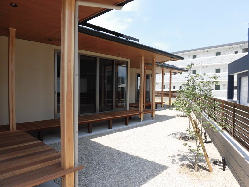 嘉穂郡桂川町：和風住宅、ウッドデッキが囲む家、平屋住宅、ガレージと掘りごたつのある家