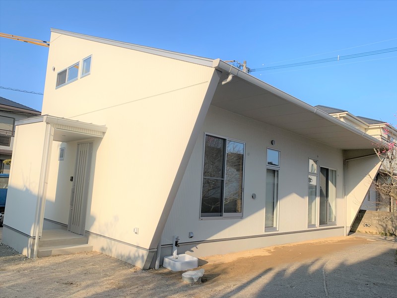 飯塚市：完成！デザイン住宅　平屋にも見える二階建ての白い家