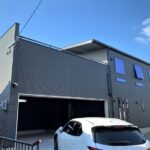 飯塚市：完成　モダンなガレージとリビングルーム。開放感のある家