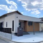 田川市：木の家　天井の高いリビングの平屋住宅