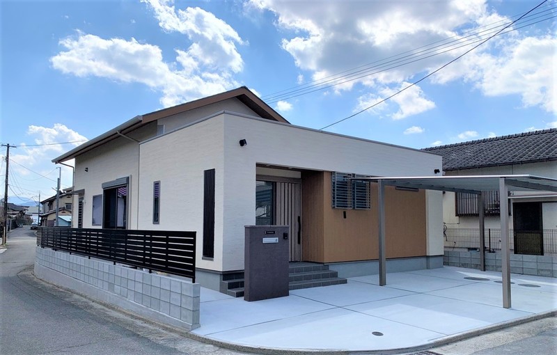 田川市：木の家　天井の高いリビングの平屋住宅